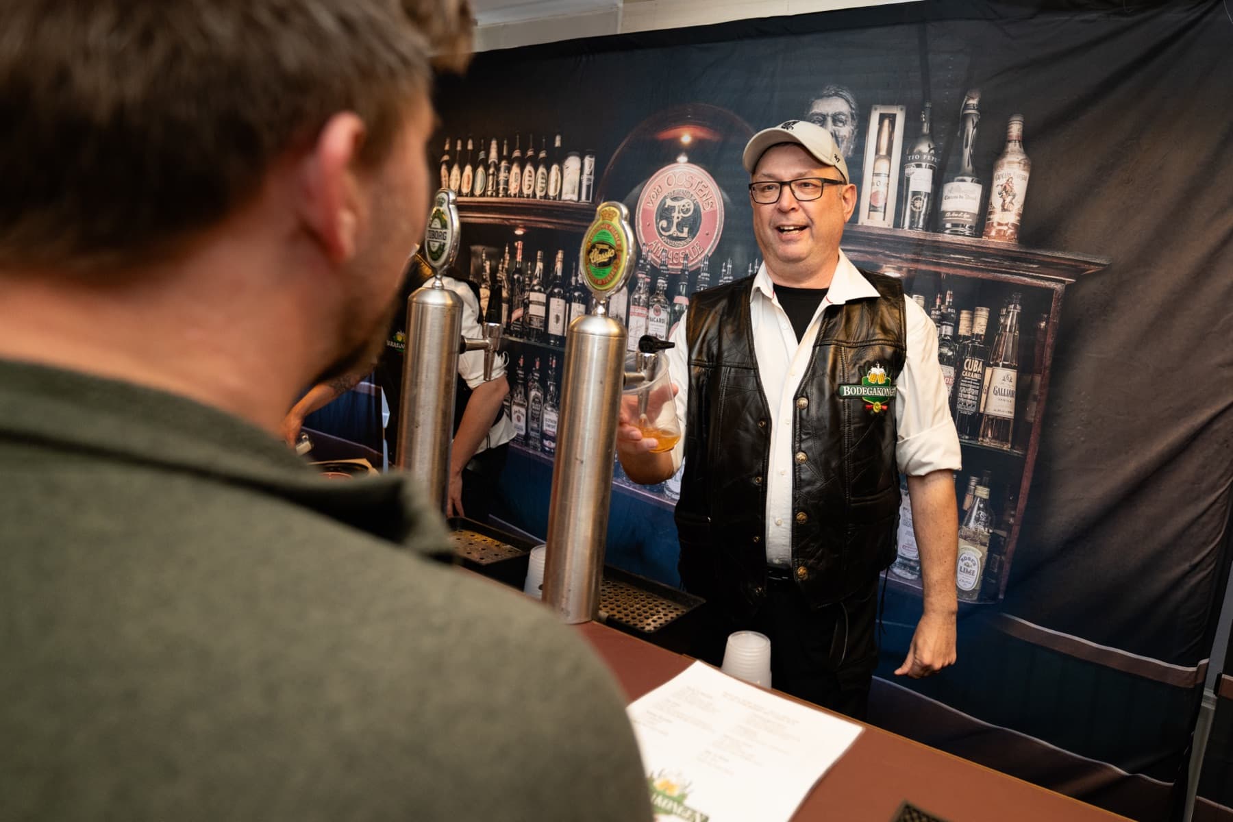 Mobil bodega-bar med tjenere, klar som underholdning til en fest