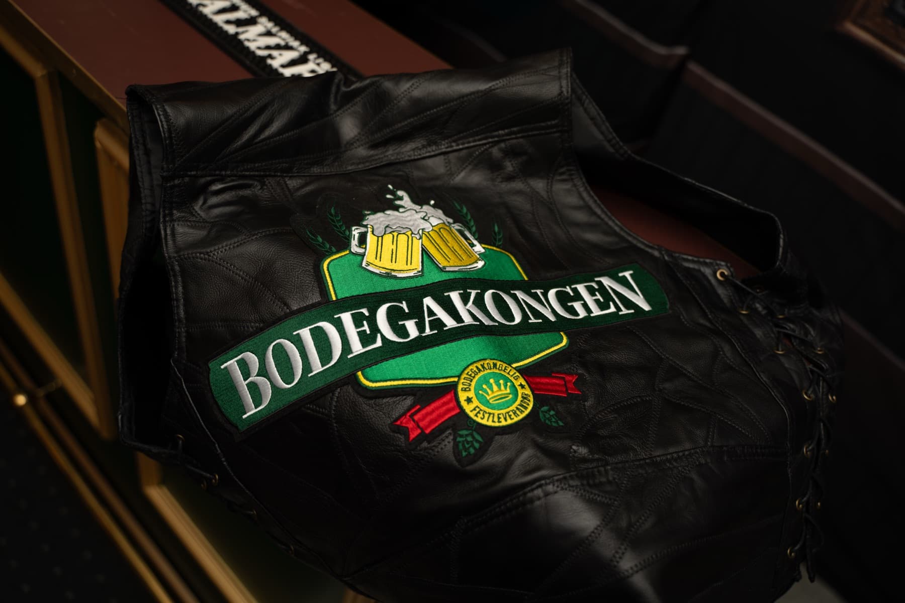 Bodegakongens lædervest med logo